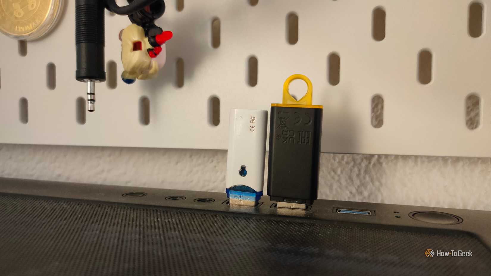 Dos unidades flash USB conectadas a una computadora.