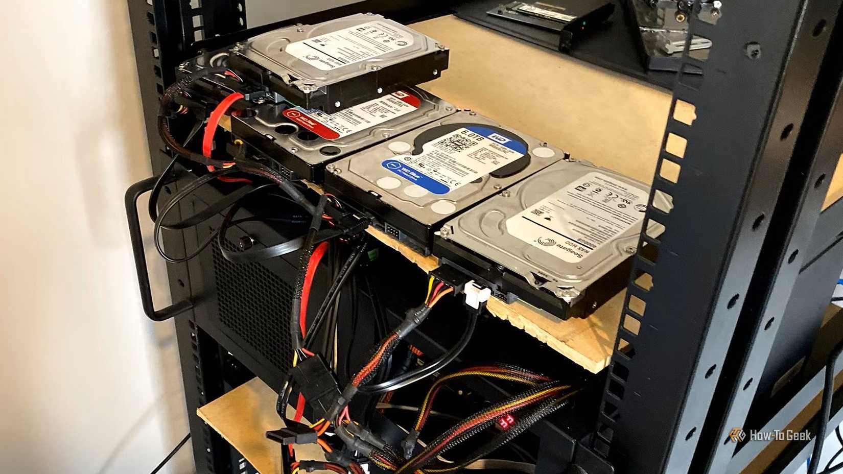 Discos rígidos mecânicos em uma prateleira.