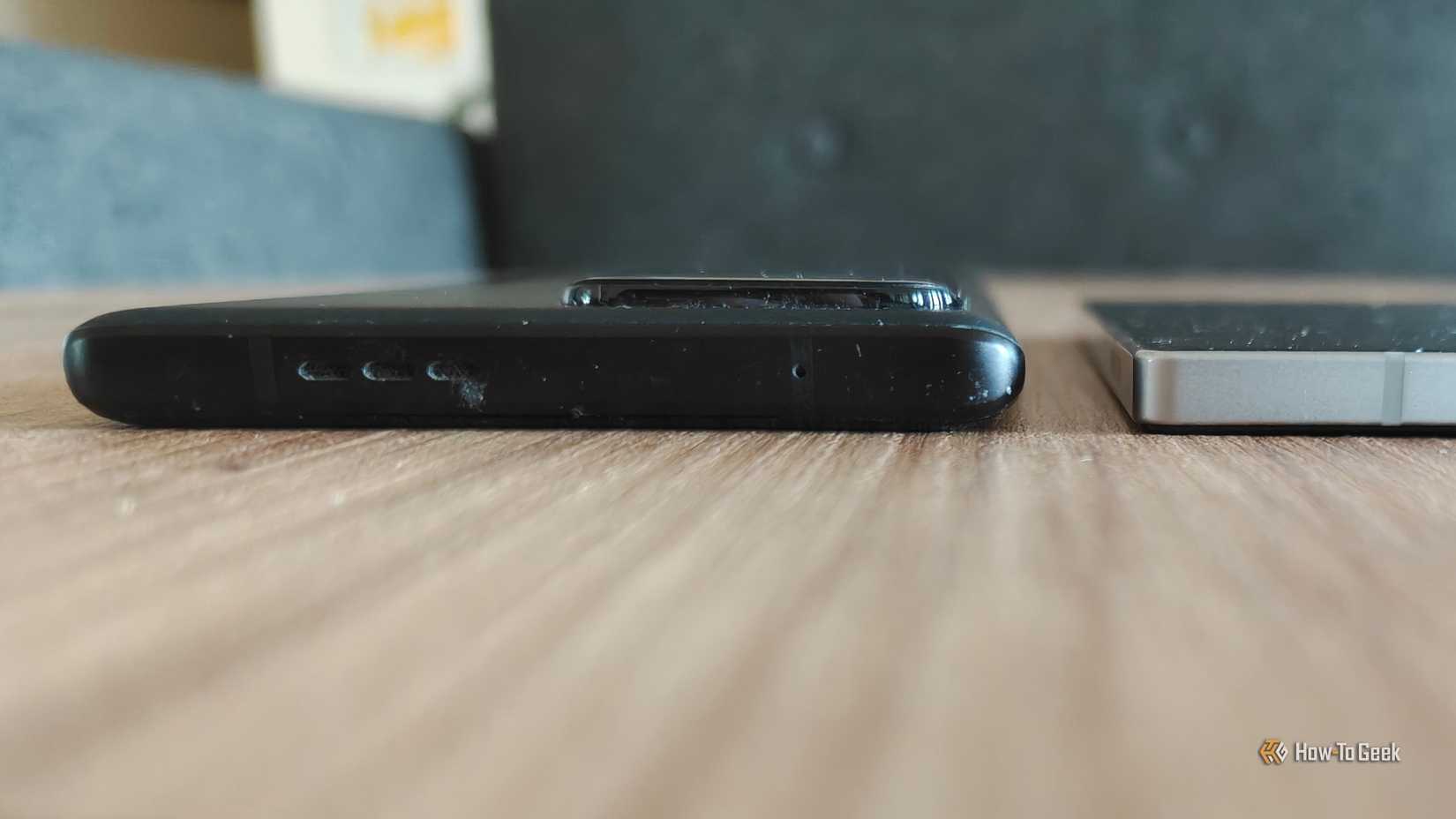 Moto Edge Plus 2023 лежит рядом с Samsung Galaxy Z Fold 6 экраном вниз.