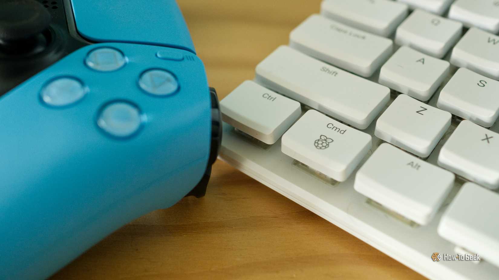 Raspberry Pi 500+ с геймпадом DualSense от PlayStation 5.