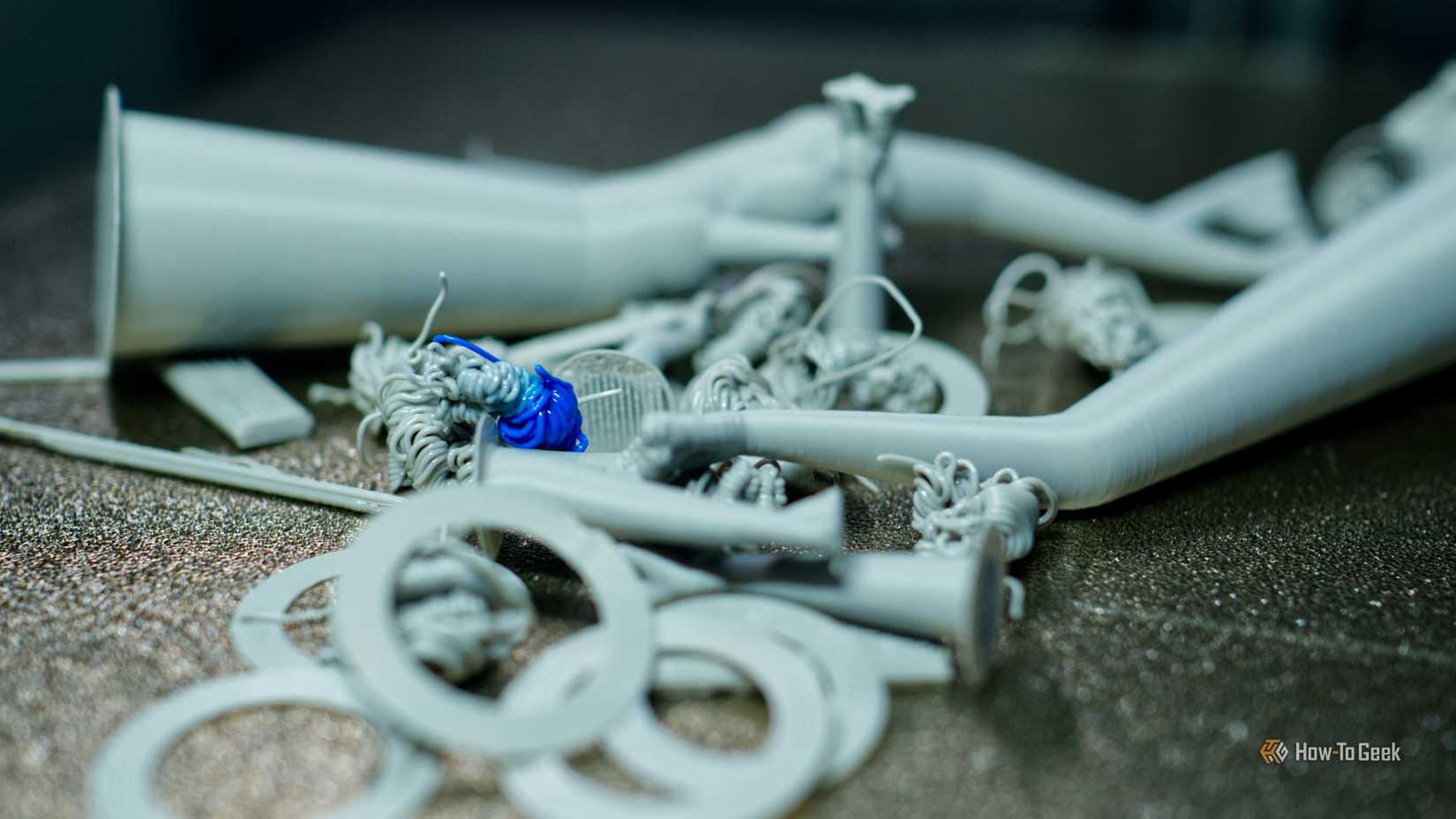 Caca de filamento de impresora 3D en una cama de impresión Bambu Lab P2S.