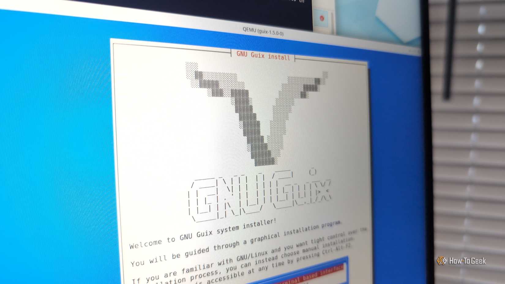 Uma tela de laptop mostrando o logotipo GNU Guix e uma mensagem na tela de boas-vindas da instalação.