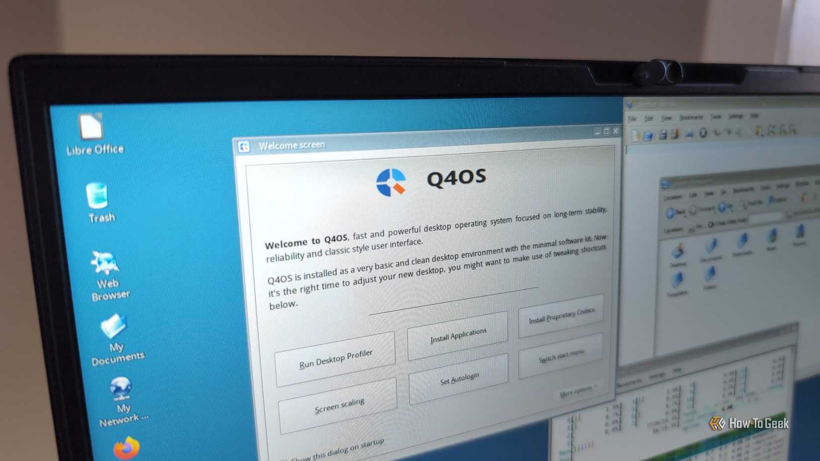 Una pantalla de computadora portátil que muestra el mensaje de bienvenida de Q4OS y el escritorio.