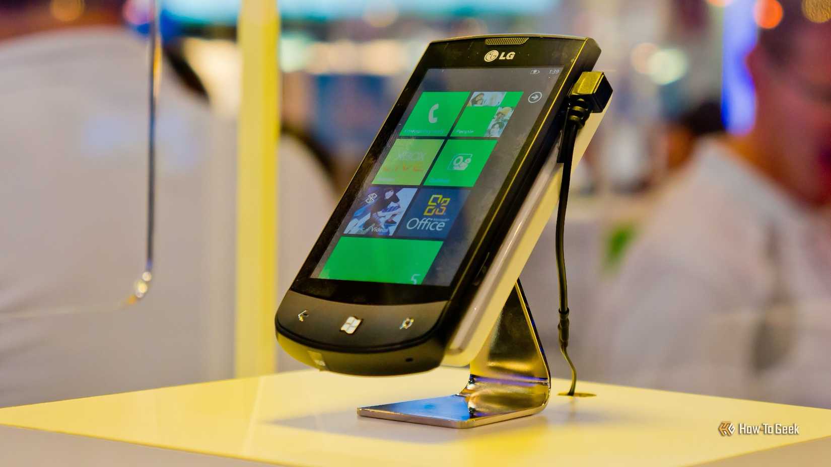 Un LG Windows Phone sobre un soporte.