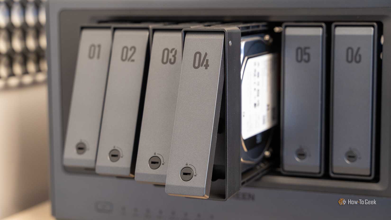 Лотки для дисков NAS Ugreen iDX6011 Pro с установленным жёстким диском.