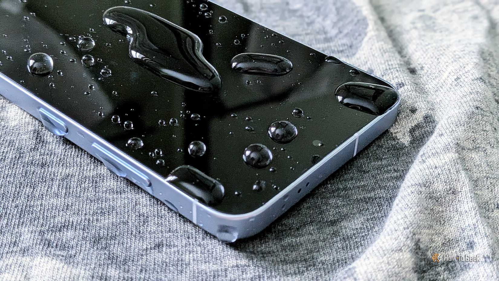 Смартфон Galaxy S25 с каплями воды на экране