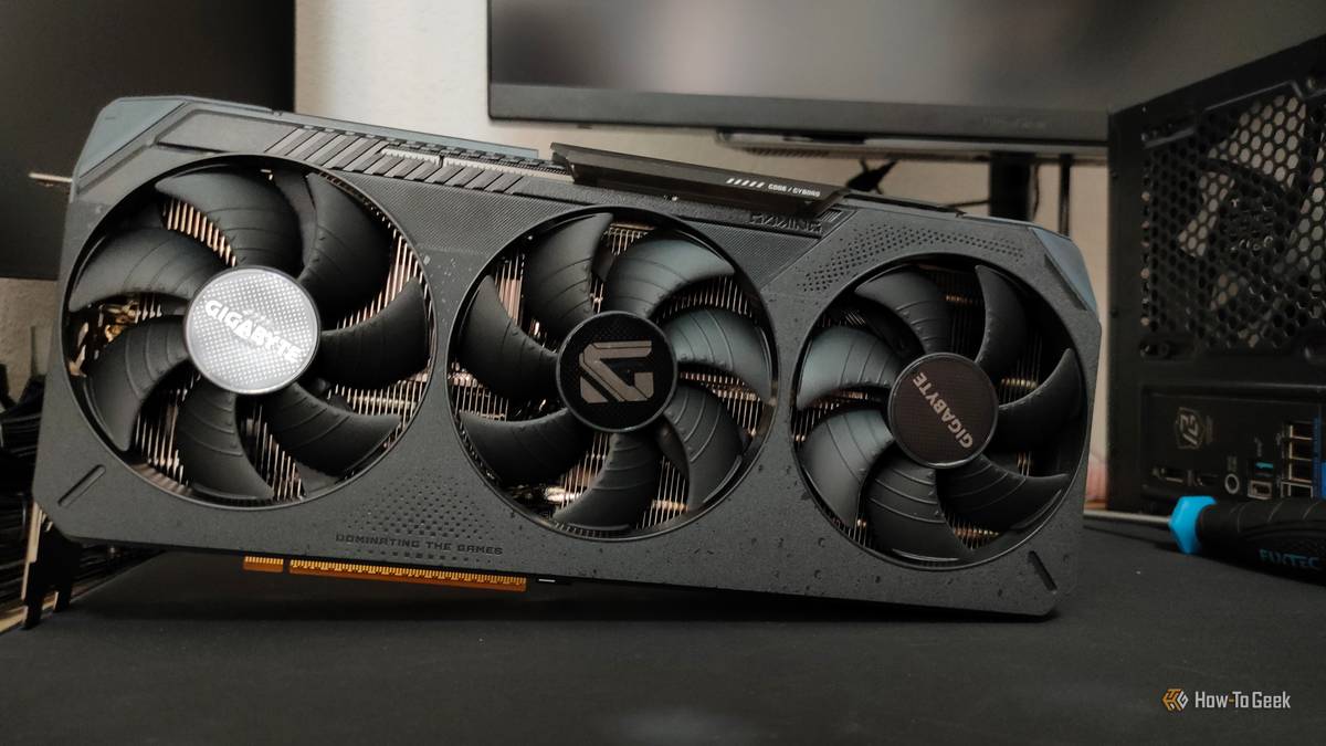 GPU abierta en proceso de mantenimiento térmico — cambio de pasta térmica y thermal pads