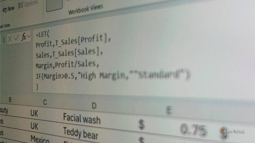 Écran d'ordinateur portable affichant une barre de formule étendue dans Excel avec une formule LET saisie sur plusieurs lignes.