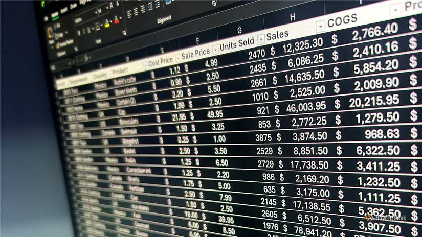 Ordinateur portable affichant Microsoft Excel en mode sombre.