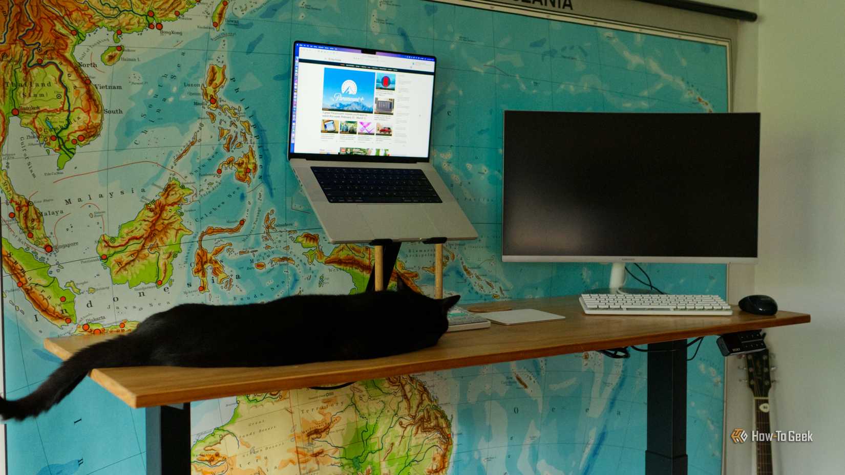 地図の前に立つ机。