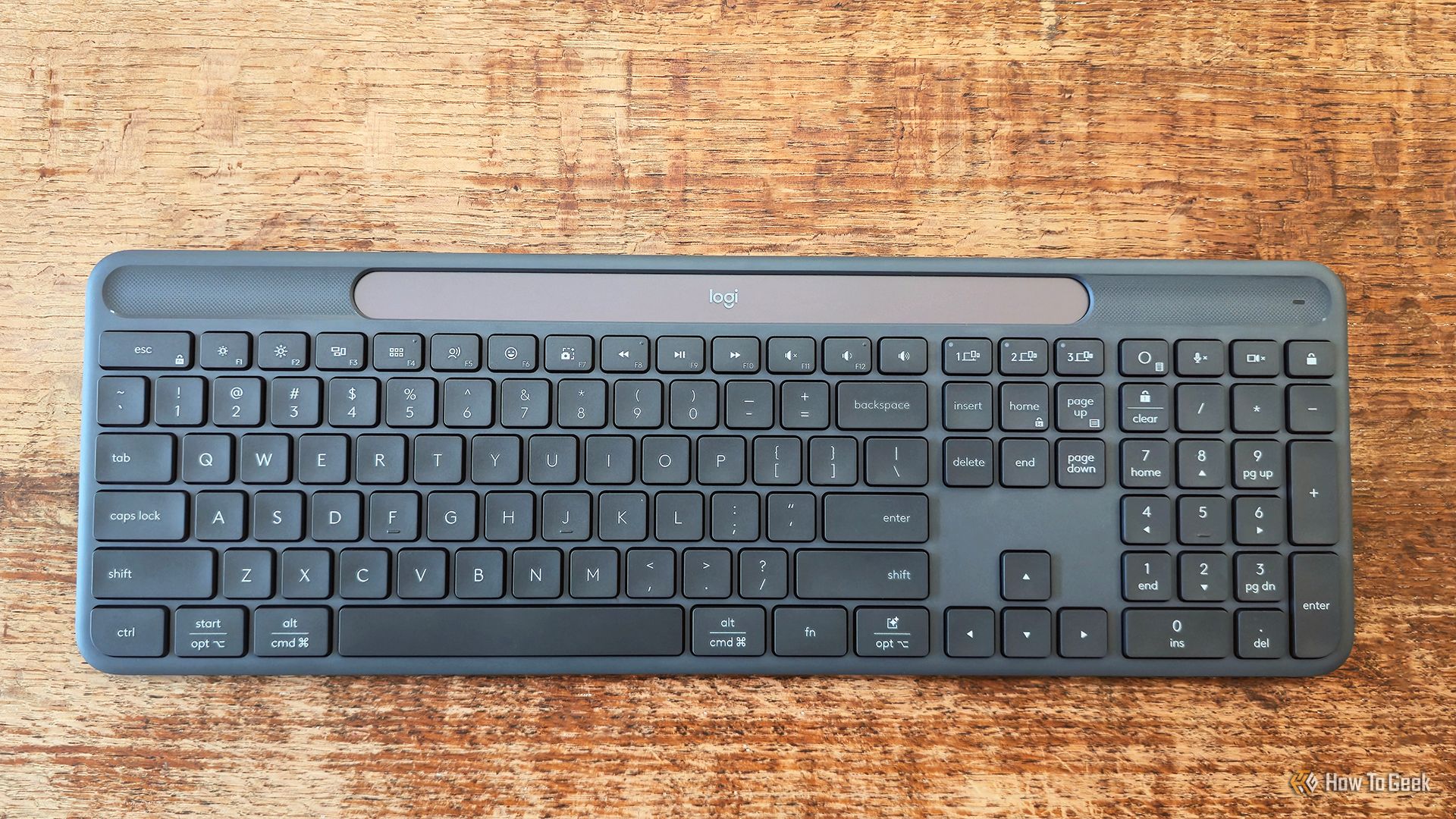 مراجعة Logitech K980: لوحة مفاتيح تشحن بالضوء (وداعاً للكابلات)