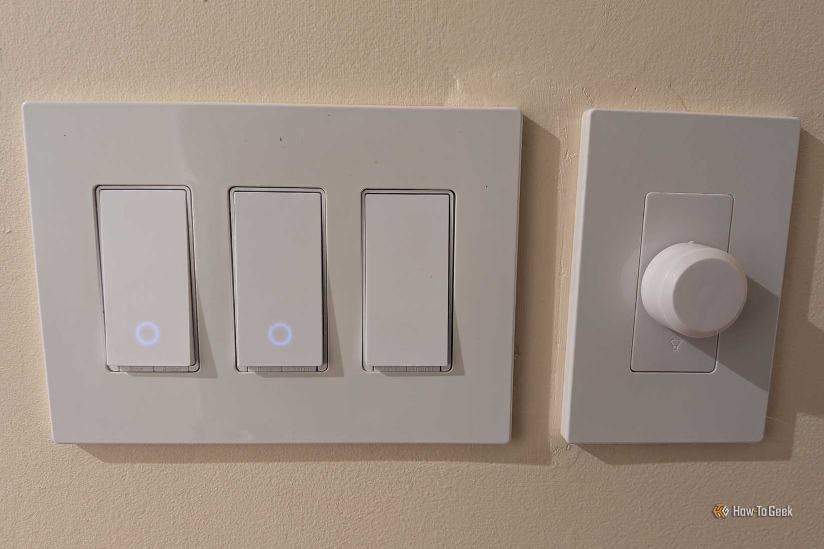 Three Tapo S505 smart switches in a 3-gang configuration.-1