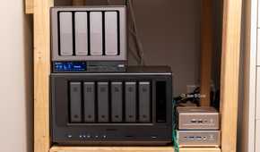 Ugreen NAS and Geekom mini PCs on a wooden homelab shelf.