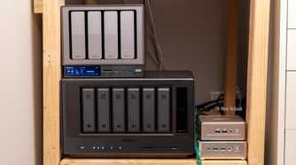 Ugreen NAS and Geekom mini PCs on a wooden homelab shelf.