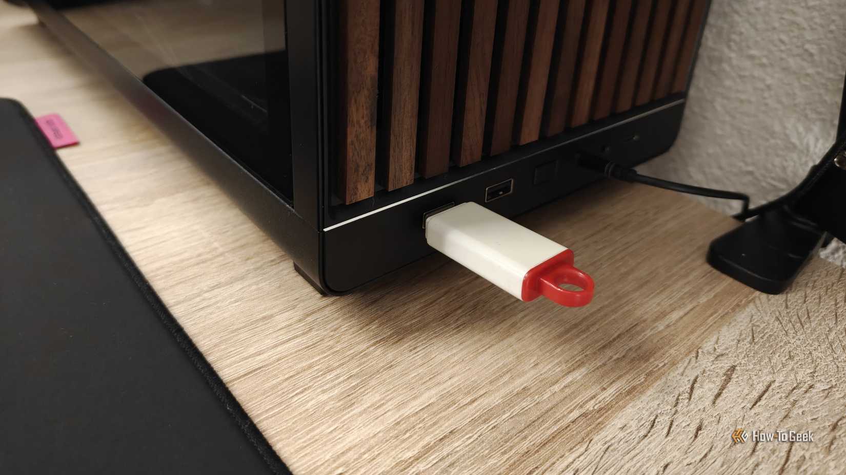 A USB with a Windows installation plugged into a PC.