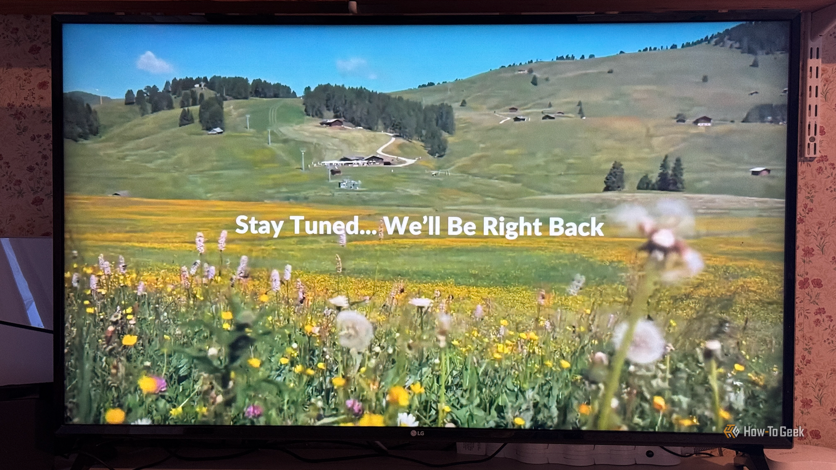 Un televisor LG que muestra un mensaje que dice: estad atentos, ya volveremos.