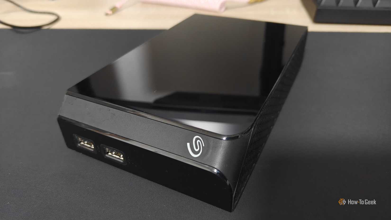 Una carcasa de disco duro de escritorio externo Seagate.