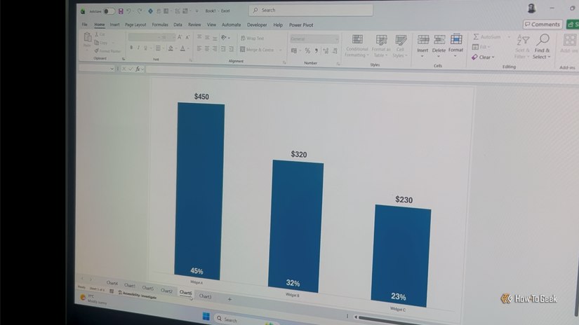 Écran d'ordinateur portable affichant un histogramme dans Excel avec des totaux au-dessus des colonnes et des pourcentages à la base.