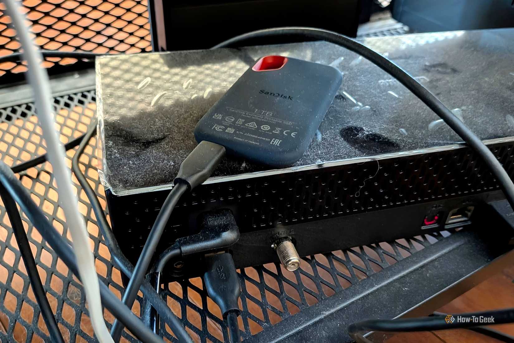 Samsung Frame TVのOne Connect Boxに接続された外部SSD