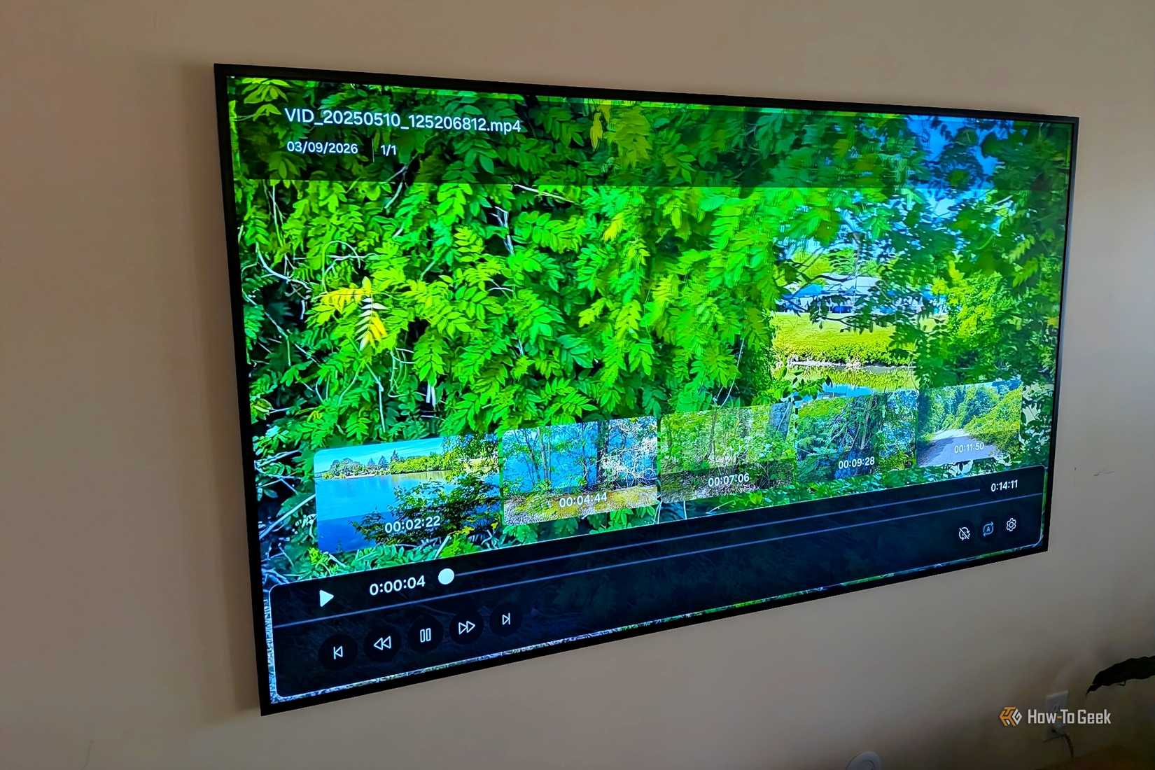 テレビ画面に表示された動画再生コントロール