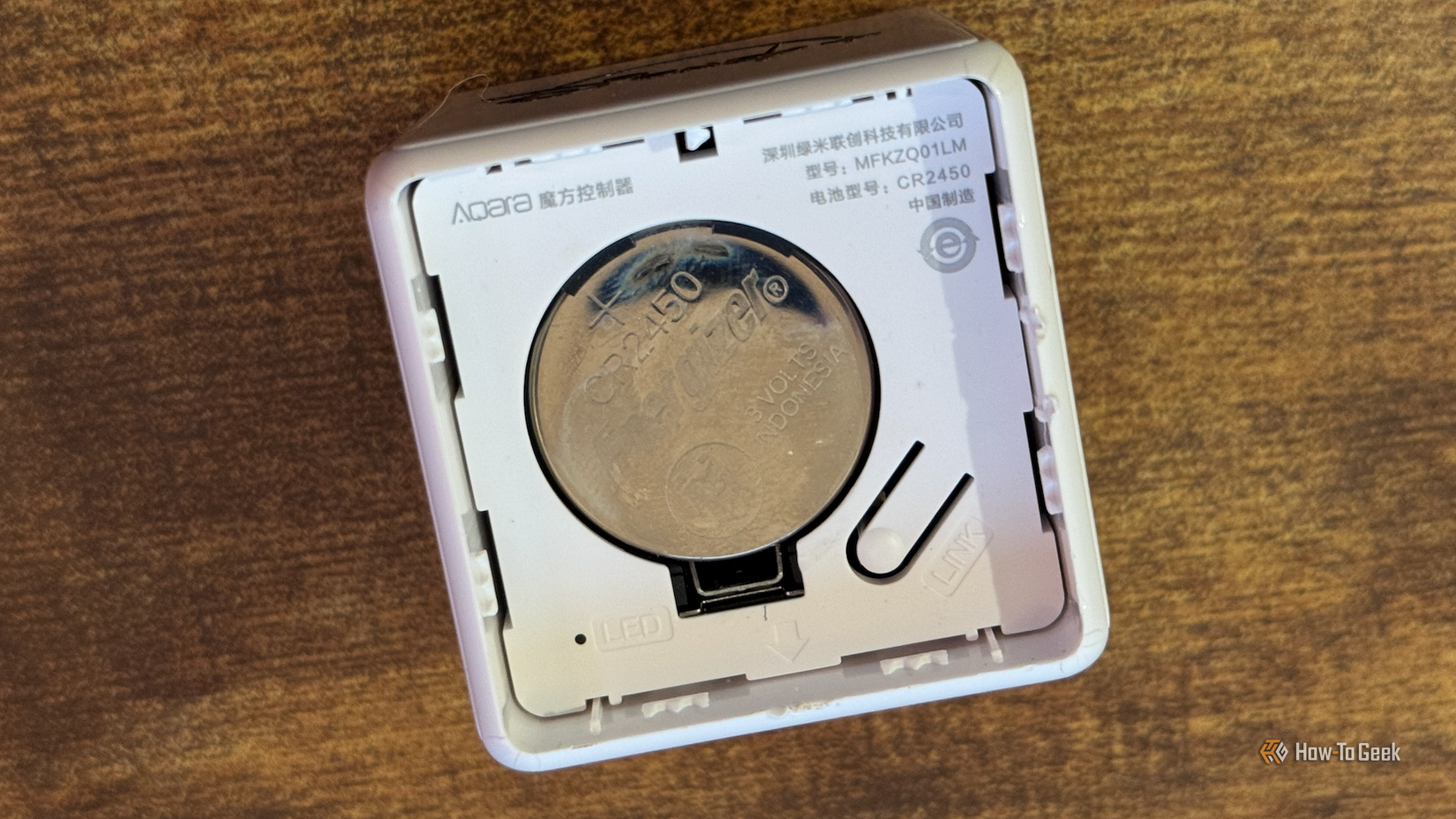 The pairing button of an Aqara Cube controller.