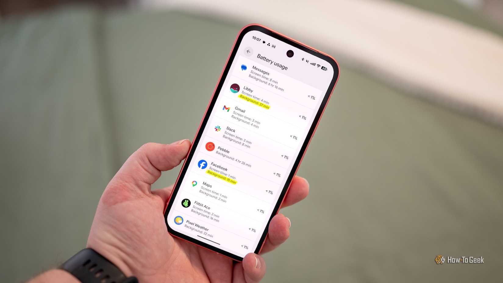 Teléfono Android con estadísticas de uso de batería en pantalla