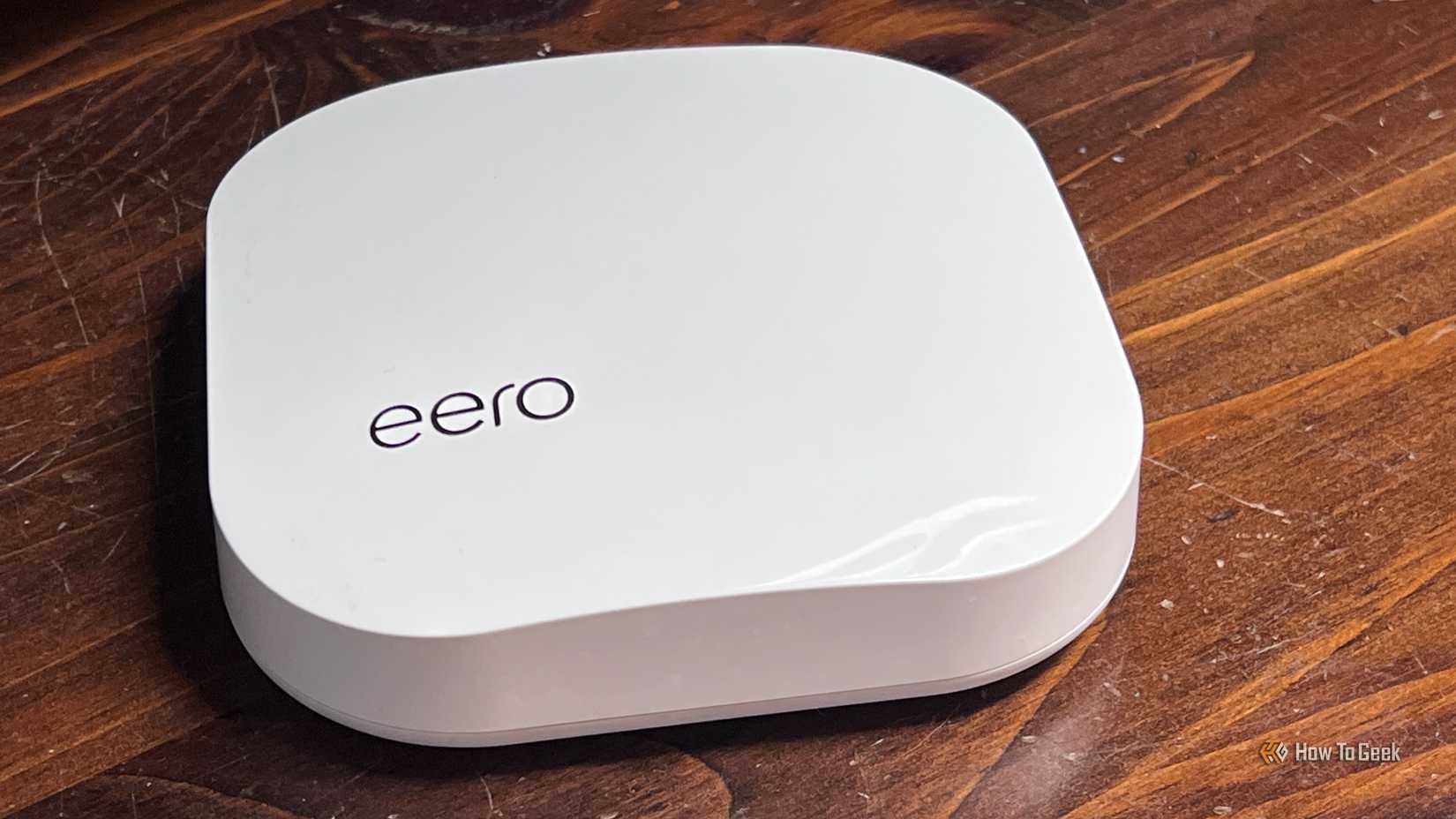 Почему не стоит подключать NAS к узлам Mesh-систем Wi-Fi Белый Mesh Wi-Fi роутер на столе