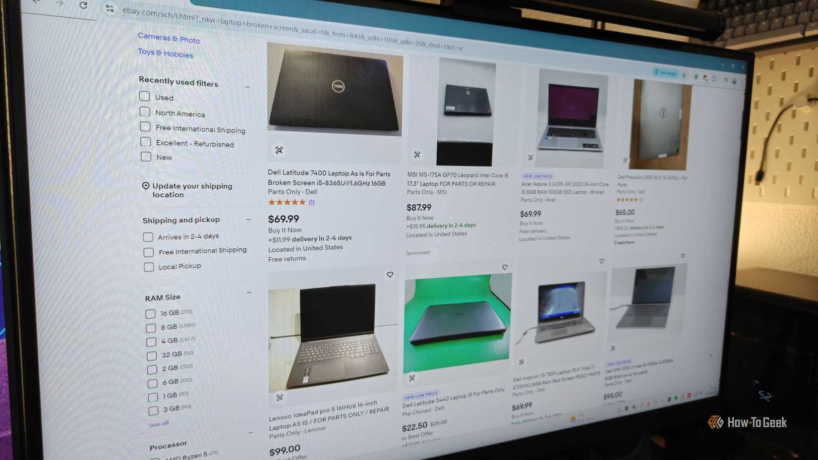 Varias computadoras portátiles viejas y rotas se venden en eBay.