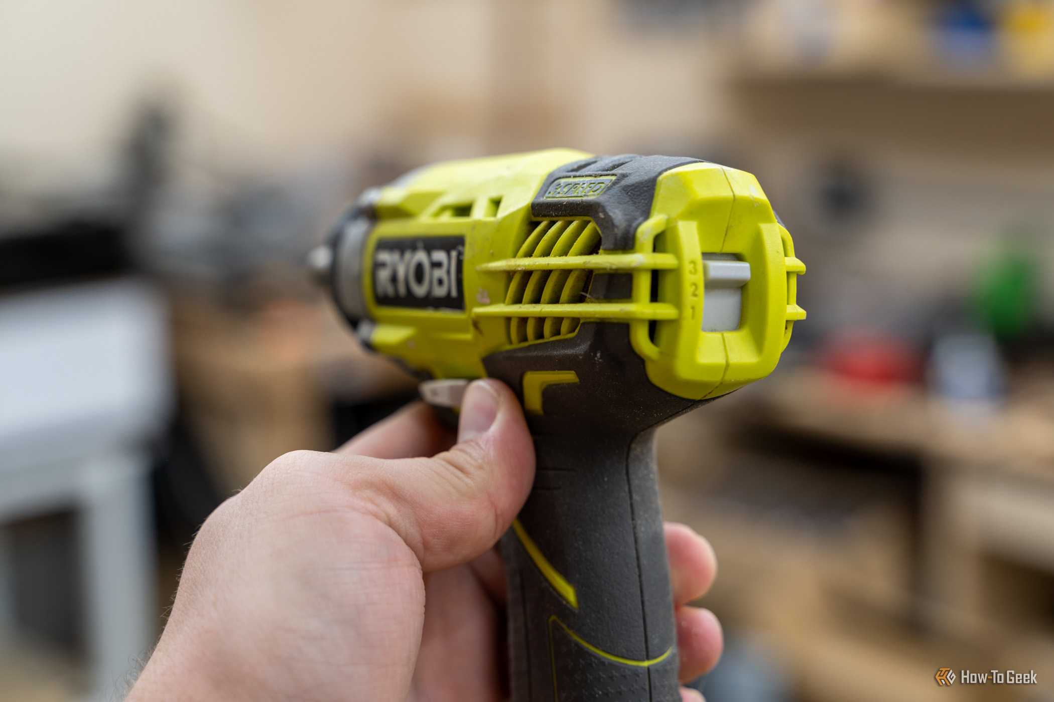 Управление скоростью дрели Ryobi Переключатель скоростей на задней панели дрели Ryobi