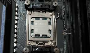 A Ryzen 7 7700 processor in an AM5 socket.