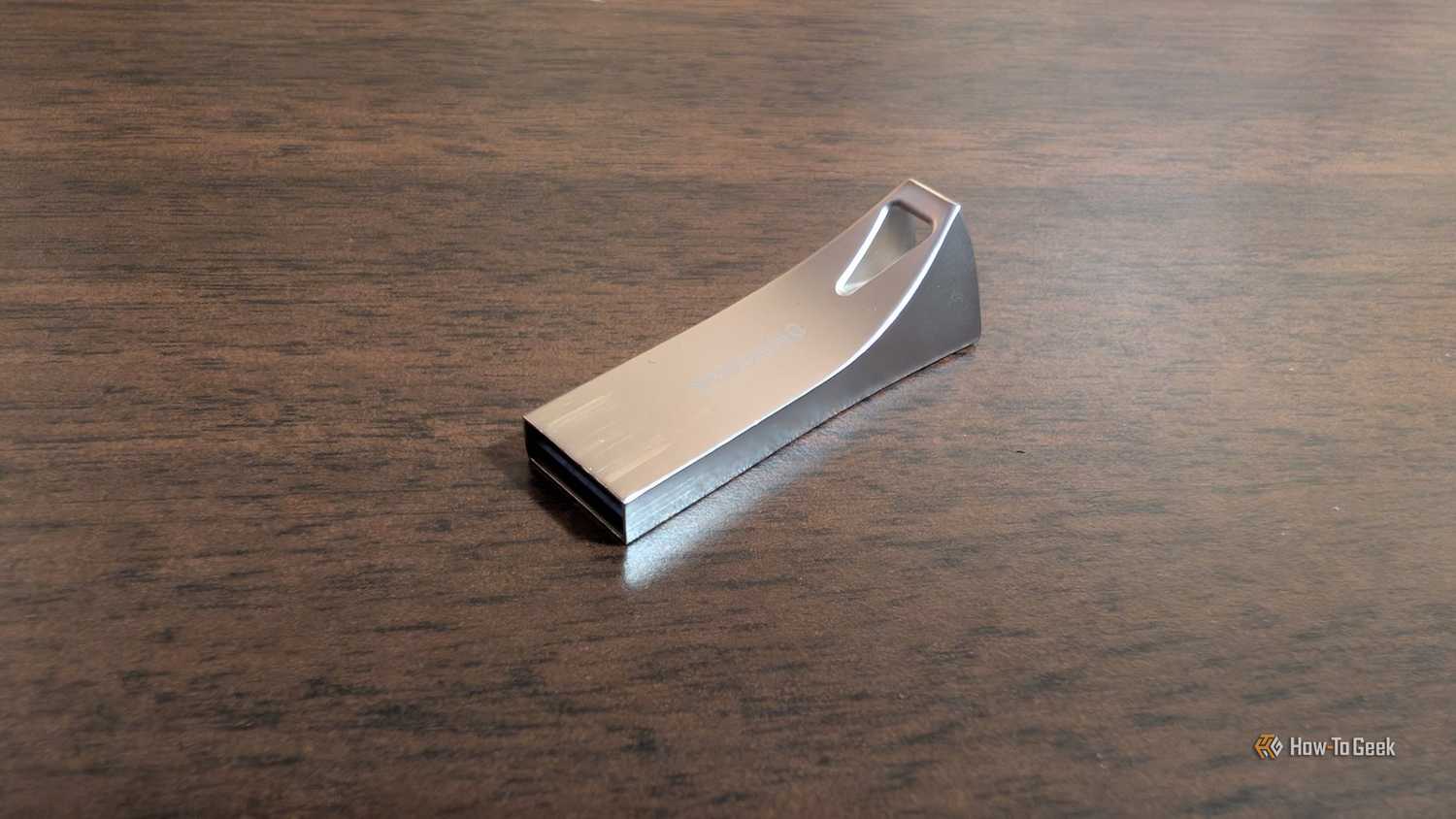 Почему USB-флешки со временем работают медленнее и как это исправить Накопитель Samsung объемом 256 ГБ на рабочем столе