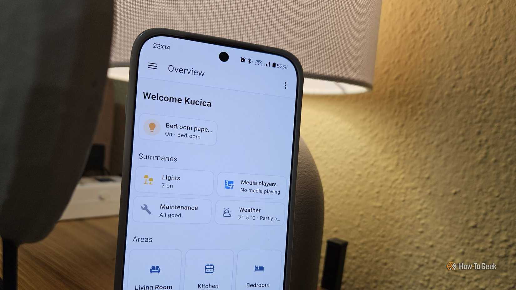 4 способа полезного использования NFC в смартфонах на Android Смартфон с запущенным приложением Home Assistant рядом с умной лампой