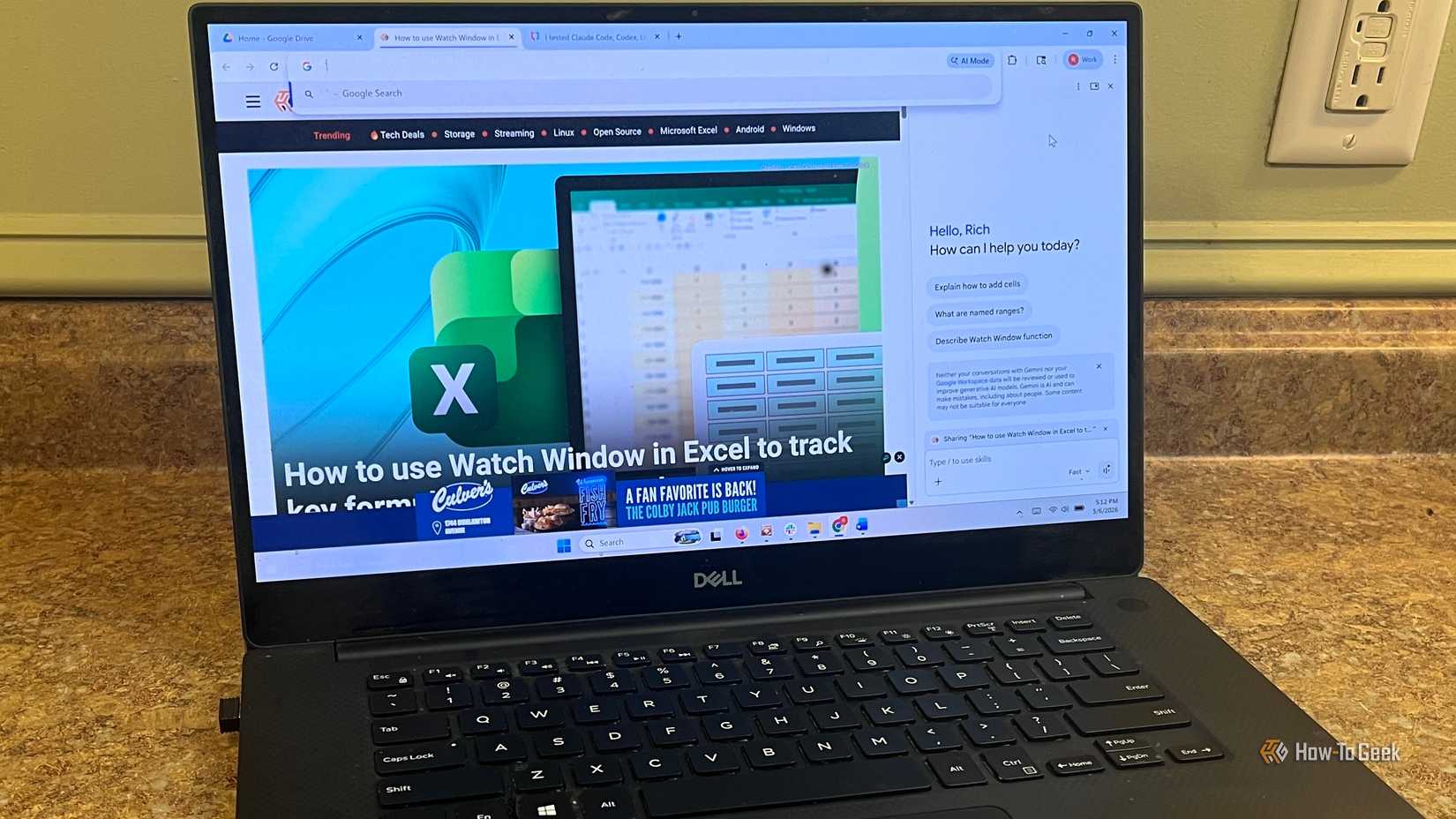 Google Chrome を開いた状態でカウンターの上に置かれたラップトップの画像。 Chrome では、Gemini サイドバーが読み込まれて開きます。