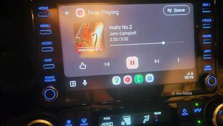 車内ではクラシック音楽が流れている