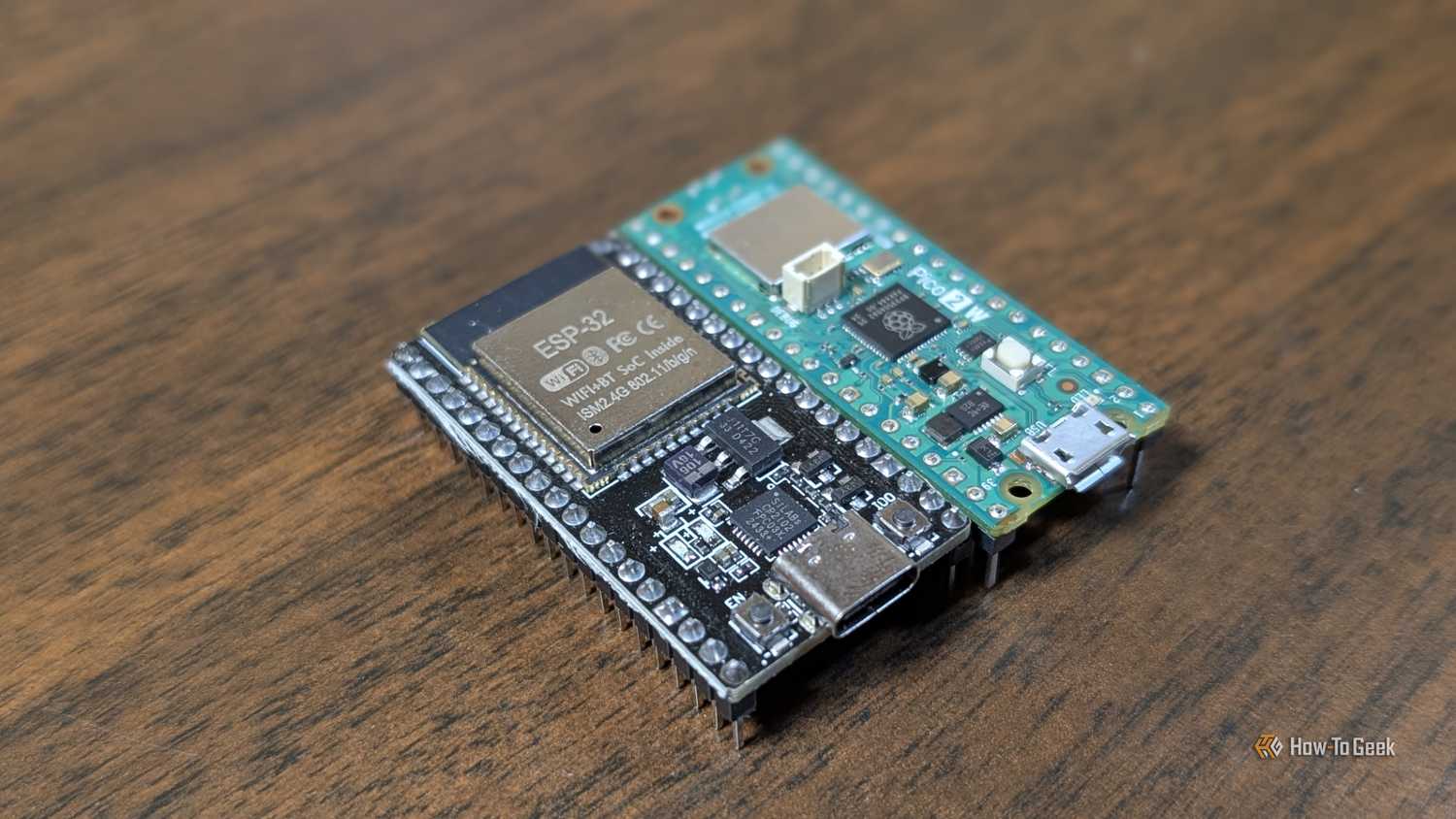 Отладочная плата ESP32 и компоненты Отладочная плата ESP32 рядом с другими компонентами