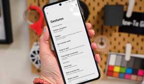 Motorola Razr on gestures screen