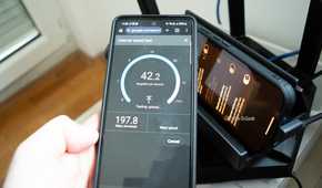 Performing internet speed test on a Samsung Galaxy A52S and getting 197.8 as high demand and 42.2 in main test.