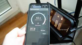 Performing internet speed test on a Samsung Galaxy A52S and getting 197.8 as high demand and 42.2 in main test.