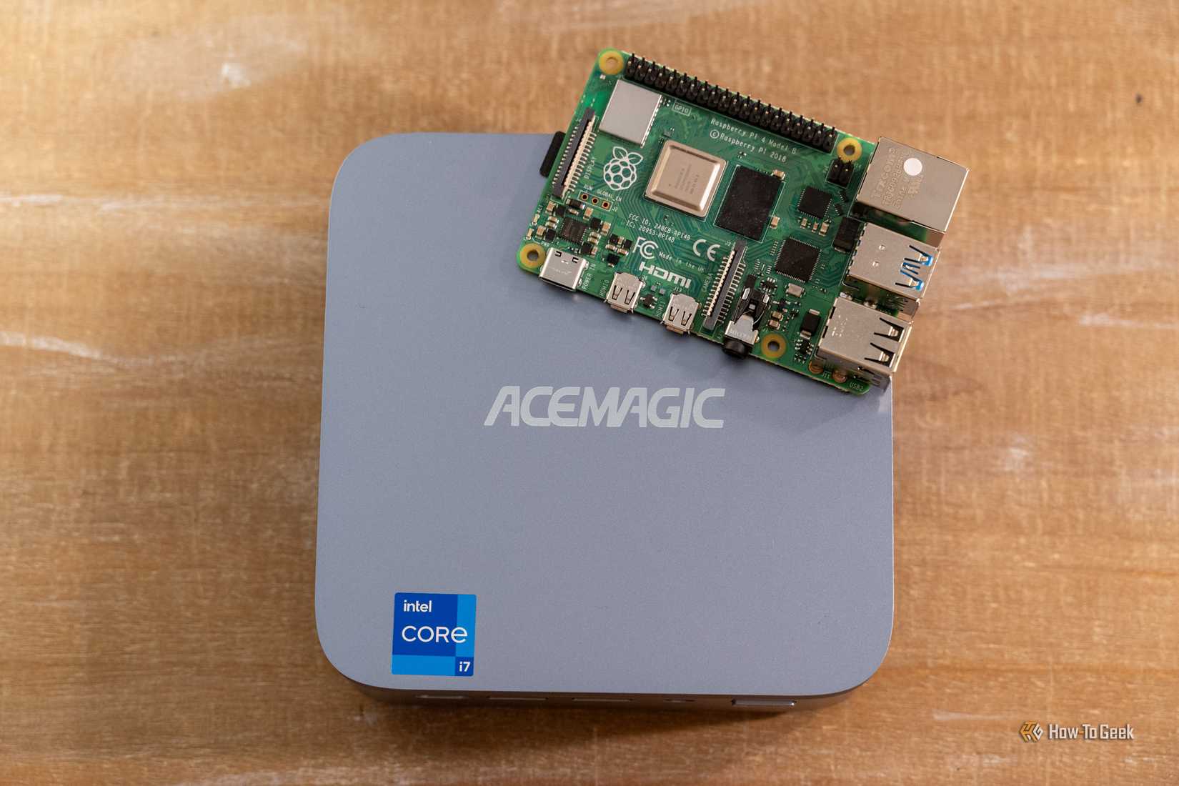 Почему Raspberry Pi эффективнее Windows для удаленного доступа Raspberry Pi 4B рядом с мини-ПК ACEMAGIC M5 для сравнения габаритов