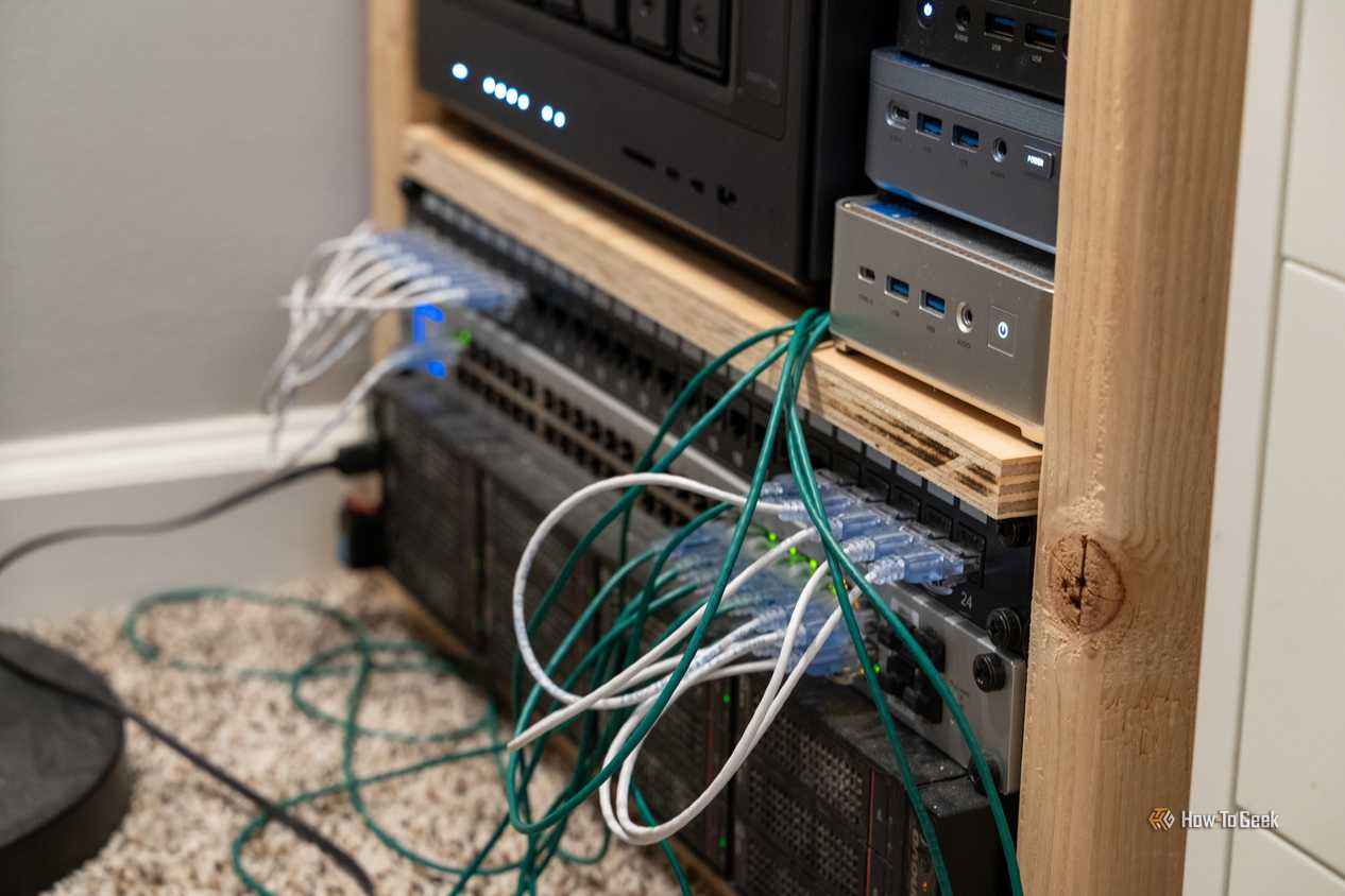 Превышение длины Ethernet-кабеля: последствия и способы решения Сетевой коммутатор UniFi с подключенными кабелями