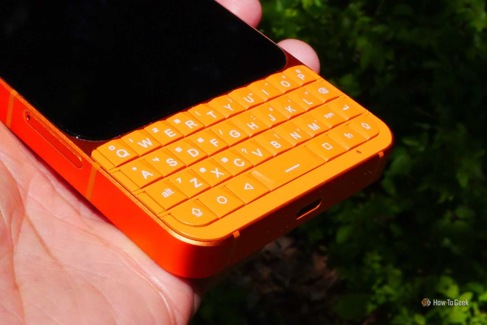 The physical qwerty keyboard on the Unihertz Titan 2 Elite.