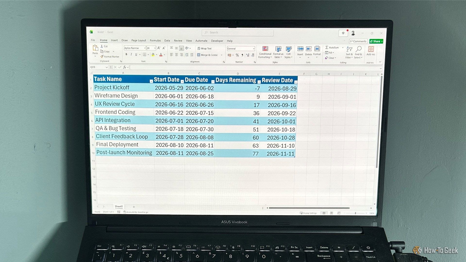Excel 追跡テーブルに日付関連データを表示するラップトップ。