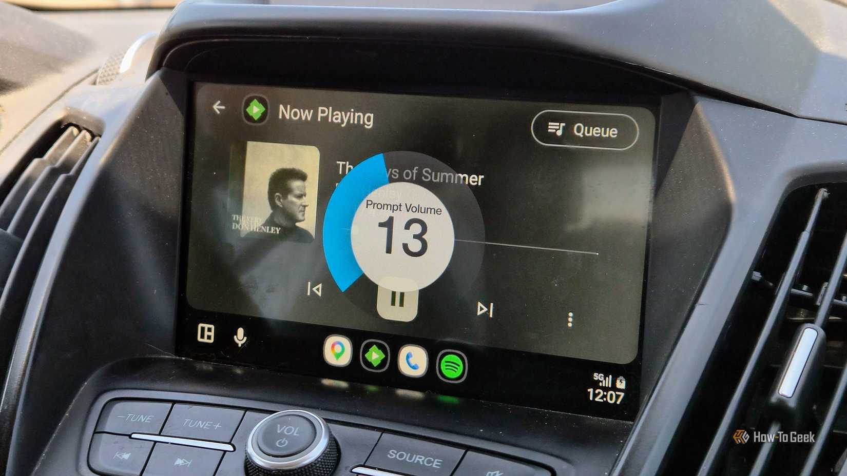 Почему интерфейс Android Auto может отличаться в разных автомобилях Панель задач Android Auto на автомобильном дисплее
