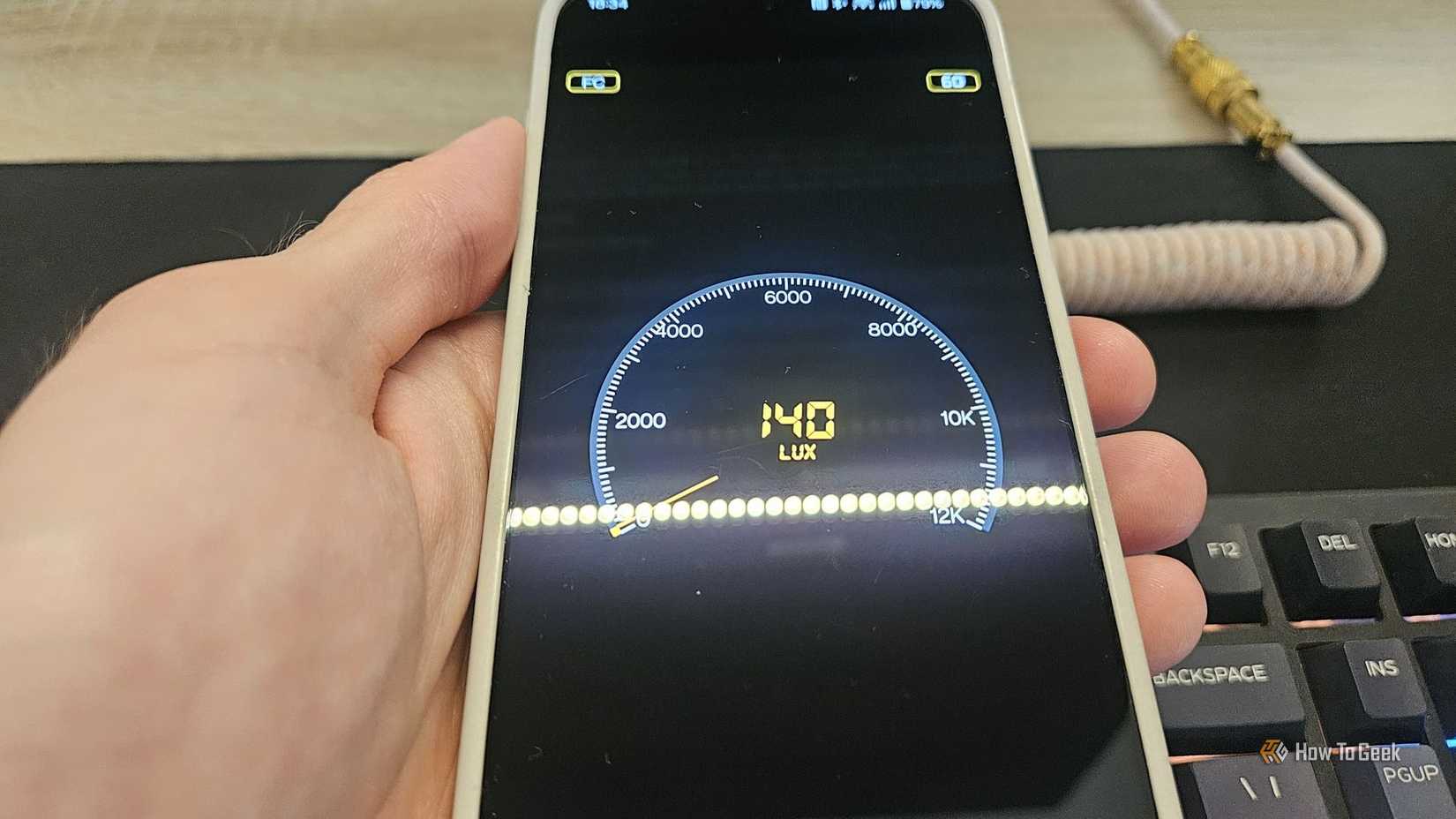 Un posemètre qui affiche une luminosité de 140 lux.