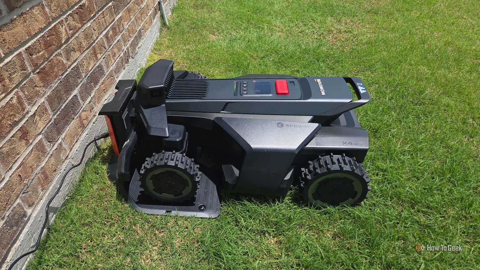 Navimow X430 charging from the side