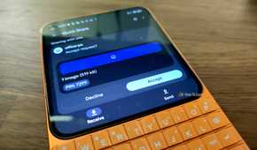 Receiving a file from a Linux PC on an Android phone via Quick Share.