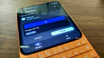 Receiving a file from a Linux PC on an Android phone via Quick Share.