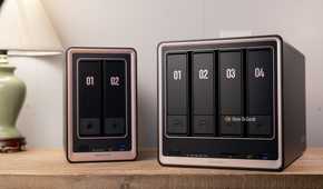 Ugreen DXP2800 GT beside Ugreen DXP4800 GT front size comparison.