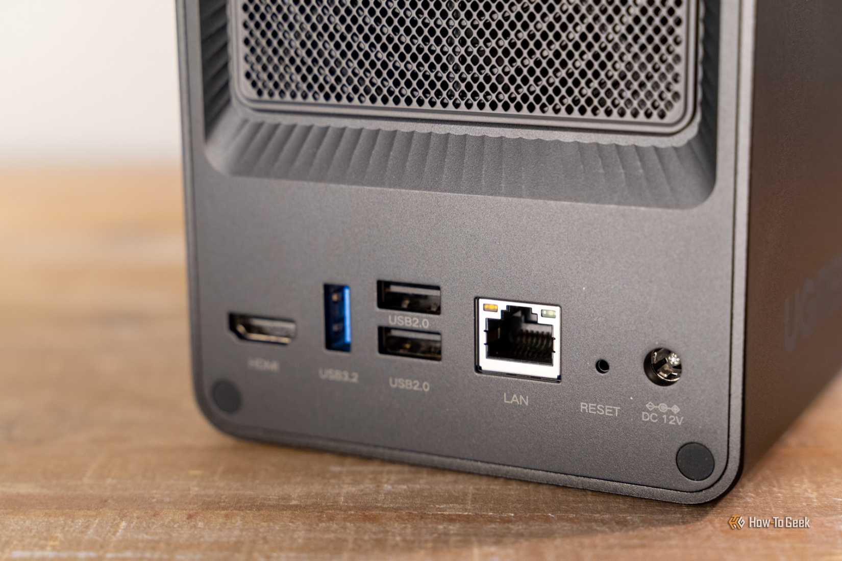 Ugreen DXP2800 GT rear I-O panel with HDMI USB Ethernet and power ports.
