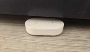 An IKEA KLIPPBOK water sensor underneath a washing machine.